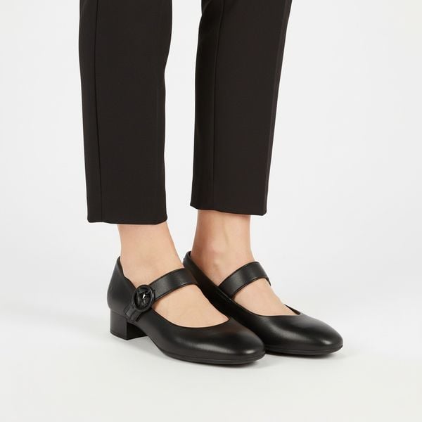 Czółenka damskie Rieker, stabilny niski obcas klasyczny fason pasek z zapięciem miękka cholewka wygodne dopasowanie elegancki charakter, czarne, 4345. Czarne czółenka damskie Rieker, bez wzorów, bez obcasa, na obcasie. Za 329.00 zł.