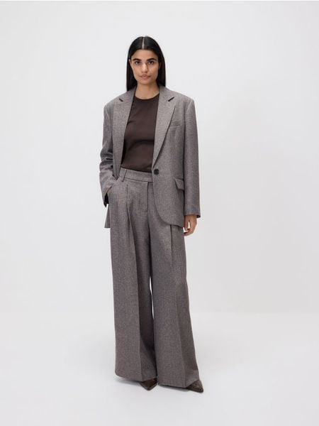 Jednorzędowa marynarka - brązowy. Brązowe marynarki i żakiety damskie Reserved, l, bez wzorów, z tkaniny. Za 229.99 zł.