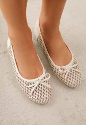 Jasnobeżowe Balerinki z Siateczkową Cholewką z Plecionką Zdobione Kokardką Harelaya. Brązowe baleriny damskie Renee, z aplikacjami, z jeansu, bez obcasa, na płaskiej podeszwie. Za 69.99 zł.