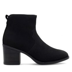 Botki Clara Barson. Czarne botki damskie Clara Barson, bez obcasa, na słupku, bez zapięcia. Za 129.99 zł.