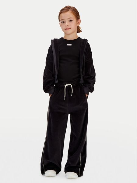 Calvin Klein Jeans Spodnie dresowe Velvet IG0IG03057 Czarny Regular Fit. Czarne spodnie dziewczęce Calvin Klein Jeans, z bawełny. Za 299.99 zł.