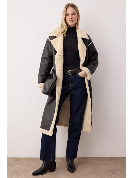 Trendyol Płaszcz w kolorze czarnym ze skóry syntetycznej rozmiar: 42. Czarne płaszcze damskie Trendyol, bez wzorów, ze skóry. Za 279.11 zł.