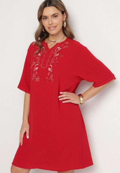 Czerwona Sukienka Pudełkowa z Guzikami i Ozdobnymi Haftami Jenivanea. Czerwone sukienki damskie Born2be, na co dzień, l, z aplikacjami, eleganckie, bez kołnierzyka, bez ramiączek, midi. Za 89.99 zł.