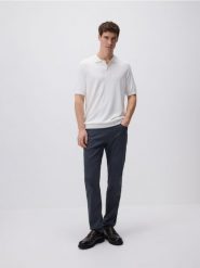 Spodnie slim fit z lyocellem - granatowy. Niebieskie spodnie materiałowe męskie Reserved, bez wzorów, z bawełny. W wyprzedaży za 79.99 zł.