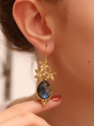 L'Atelier de Gaia Pozłacane kolczyki z labradorytem rozmiar: onesize. Szare kolczyki damskie L'Atelier de Gaia, z labradorytem, pozłacane, z zapięciem typu bigiel. Za 95.69 zł.