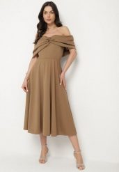 Brązowa Rozkloszowana Sukienka z Odsłoniętymi Ramionami i Drapowaniem Odilene. Brązowe sukienki damskie Born2be, na imprezę, na lato, l, bez wzorów, eleganckie, bez kołnierzyka, bez ramiączek, midi, rozkloszowane. Za 139.99 zł.