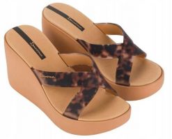 Klapki dla kobiet Ipanema HIGH FASHION SLIDE. Czarne klapki damskie Ipanema, bez wzorów, z gumy, bez obcasa, na koturnie. Za 209.99 zł.