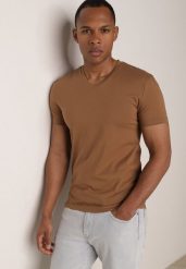 Brązowa Koszulka T-shirt z Bawełny z Dekoltem w Serek Rionisse. Brązowe t-shirty męskie Born2be, l, bez wzorów, z bawełny, bez kołnierzyka. Za 49.99 zł.