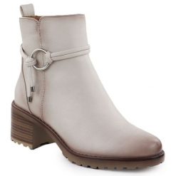 Botki damskie ocieplane na klocku beżowe Potocki SZ12527. Brązowe botki damskie POTOCKI, ze skóry ekologicznej, eleganckie, bez obcasa, bez zapięcia. Za 189.99 zł.