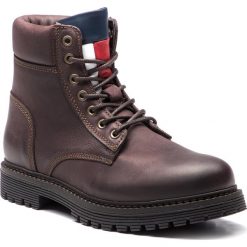 Trapery TOMMY JEANS - Iconic Tommy Jeans N EM0EM00155 Coffee Beam 212. Brązowe buty zimowe męskie Tommy Jeans, z jeansu, bez zapięcia. W wyprzedaży za 449.00 zł.