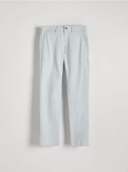 Spodnie chino slim fit - jasnoniebieski. Niebieskie spodnie materiałowe męskie Reserved, bez wzorów, z bawełny. Za 129.99 zł.