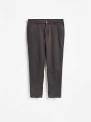 Spodnie slim fit z mikrowzorem - ciemnobrązowy. Brązowe spodnie materiałowe męskie Reserved, bez wzorów, z bawełny. Za 159.99 zł.