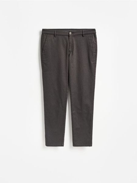 Spodnie slim fit z mikrowzorem - ciemnobrązowy. Brązowe spodnie materiałowe męskie Reserved, bez wzorów, z bawełny. Za 159.99 zł.