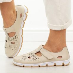 Beżowe przewiewne skórzane półbuty damskie T.Sokolski w26-86. Brązowe półbuty damskie Sokolski, bez wzorów, z jeansu, klasyczne, z okrągłym noskiem, bez obcasa, na płaskiej podeszwie. Za 199.00 zł.