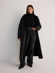 Golf z wiskozą - czarny. Czarne golfy damskie Reserved, l, bez wzorów, z dzianiny, bez ramiączek. W wyprzedaży za 69.99 zł.