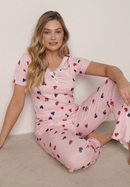 Różowy Komplet Piżamowy z Elastycznego Materiału Spodnie i Bluzka w Serca Veys. Czerwone piżamy damskie Born2be, l, bez wzorów, z materiału, bez ramiączek. Za 79.99 zł.