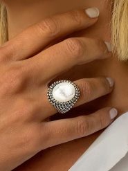 Nomad Srebrny pierścionek z masą perłową rozmiar: 60. Brązowe pierścionki damskie Nomad, z perłą, srebrne. Za 312.58 zł.