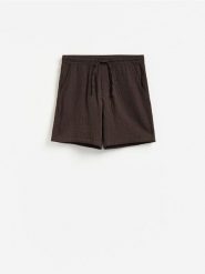 Muślinowe szorty jogger - brązowy. Brązowe szorty męskie Reserved, z bawełny, bez kołnierzyka. Za 99.99 zł.