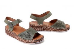 MANITU 910330-07 grun, sandały damskie. Zielone sandały damskie Manitu, bez wzorów, ze skóry, bez obcasa, na koturnie. Za 269.90 zł.