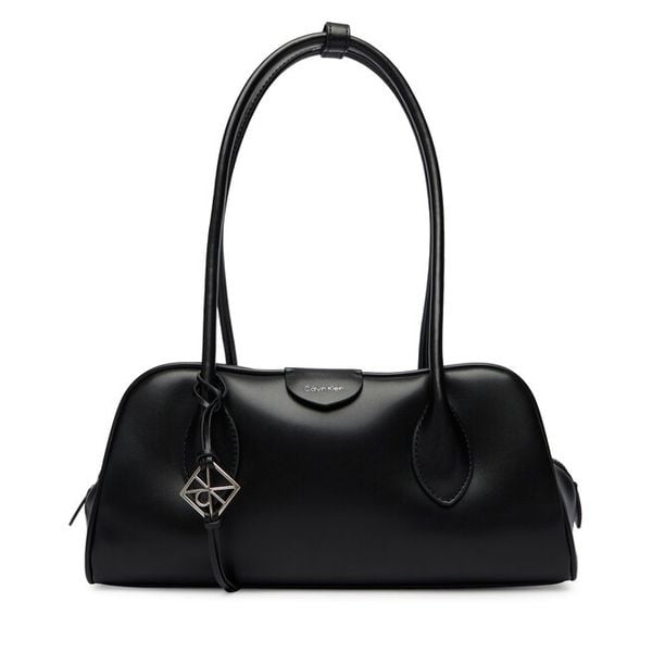 Torebka Calvin Klein. Czarne torebki klasyczne damskie CALVIN KLEIN, bez wzorów, bez dodatków. Za 649.99 zł.