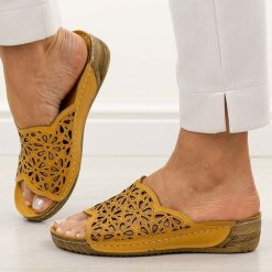 Musztardowe ażurowe skórzane klapki damskie T.Sokolski L225. Zielone klapki damskie Sokolski, w ażurowe wzory, z materiału, bez obcasa, na koturnie. Za 249.00 zł.