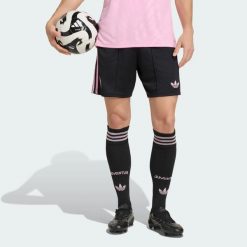 Spodenki wyjazdowe Juventus 26/27. Czarne szorty męskie Adidas, bez wzorów, z dzianiny, klasyczne. Za 199.00 zł.