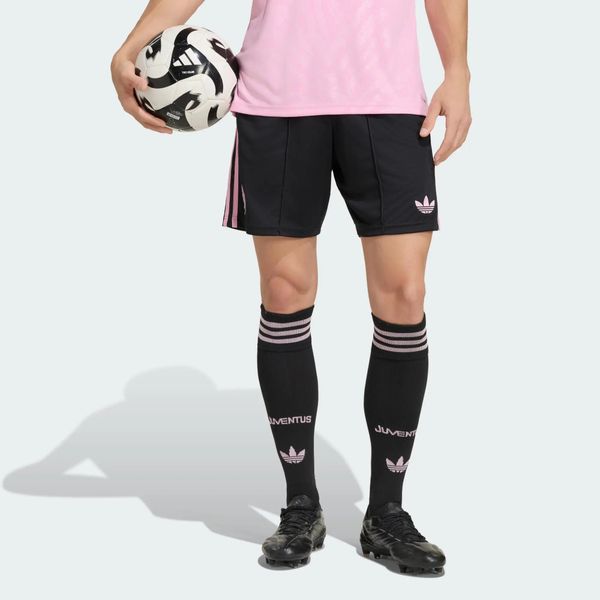 Spodenki wyjazdowe Juventus 26/27. Czarne szorty męskie Adidas, bez wzorów, z dzianiny, klasyczne. Za 199.00 zł.