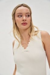 Gładki beżowy top. Brązowe topy damskie MOODO, l, bez wzorów, z poliamidu, bez kołnierzyka. Za 89.99 zł.