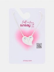 Naszyjnik z zawieszką w kształcie serca - srebrny. Szare naszyjniki damskie Sinsay, srebrne. Za 12.99 zł.