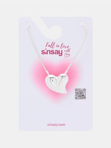 Naszyjnik z zawieszką w kształcie serca - srebrny. Szare naszyjniki damskie Sinsay, srebrne. Za 12.99 zł.