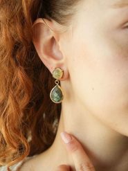 L'Atelier de Gaia Pozłacane kolczyki-wkrętki z prehnitami i labradorytami rozmiar: onesize. Czarne kolczyki damskie L'Atelier de Gaia, z labradorytem, pozłacane. Za 87.61 zł.