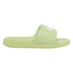 Klapki damskie Lacoste Serve Slide 1.0 na basen. Zielone klapki damskie Lacoste, bez wzorów, z materiału, bez obcasa. Za 198.00 zł.