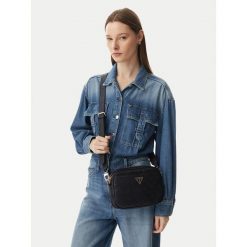 Torebka Guess. Czarne listonoszki damskie Guess, z aplikacjami, bez dodatków. Za 544.99 zł.