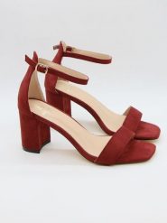Bellucci Sandały w kolorze czerwonym rozmiar: 37. Czerwone sandały damskie Bellucci, bez wzorów, bez obcasa, na koturnie. Za 100.99 zł.