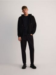 Spodnie slim fit z modalem - czarny. Czarne spodnie materiałowe męskie Reserved, bez wzorów, z tkaniny. W wyprzedaży za 59.99 zł.