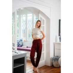 Spodnie do jogi Moonholi Moony Comfy Sweatpants z kieszeniami. Czerwone spodnie dresowe damskie MOONHOLI, bez wzorów. Za 369.00 zł.