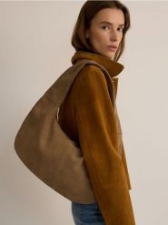 Zamszowa torebka hobo - beżowy. Brązowe torebki klasyczne damskie Reserved, bez wzorów, z zamszu, zamszowe, bez dodatków. Za 299.99 zł.