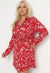 Czerwona Sukienka Mini o Koszulowym Kroju w Abstrakcyjne Paseczki Mirattes. Czerwone sukienki damskie Born2be, xl, bez wzorów, bez kołnierzyka, bez ramiączek, mini, koszulowe. W wyprzedaży za 47.99 zł.