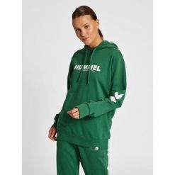 Bluza z logo Hummel Legacy. Zielone bluzy sportowe damskie HUMMEL, l, bez wzorów, bez ramiączek, bez kaptura. W wyprzedaży za 132.90 zł.