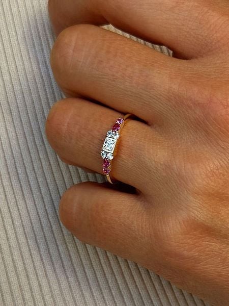 Les Petites Précieuses Pozłacany pierścionek z cyrkonią rozmiar: 60. Różowe pierścionki damskie Les Petites Précieuses, z cyrkonią, pozłacane. Za 69.99 zł.