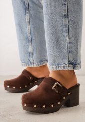 Ciemnobrązowe Klapki Chodaki na Słupku z Imitacji Drewna Zdobione Nitami i Sprzączką Salona. Brązowe klapki damskie Born2be, z aplikacjami, bez obcasa, na obcasie. Za 109.99 zł.