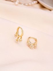 L'Atelier de Gaia Pozłacane kolczyki-kreole z perłami rozmiar: onesize. Żółte kolczyki damskie L'Atelier de Gaia, z perłą, pozłacane. Za 56.99 zł.