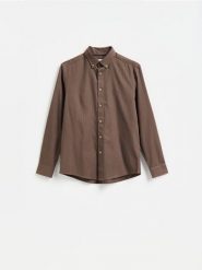 Koszula regular fit z bawełną - ciemnobrązowy. Brązowe koszule męskie Reserved, l, bez wzorów, z bawełny, bez kołnierzyka, bez ramiączek. Za 129.99 zł.