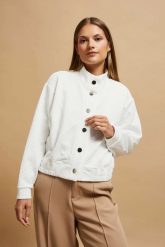Bluza z ozdobnymi guzikami perłowa. Białe bluzy bez kaptura damskie MOODO, xl, z elastanu. W wyprzedaży za 69.99 zł.
