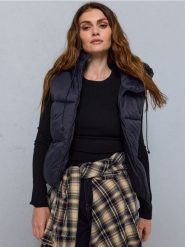 Pikowana kamizelka puffer z kapturem - granatowy. Niebieskie kamizelki damskie Sinsay, l. Za 69.99 zł.