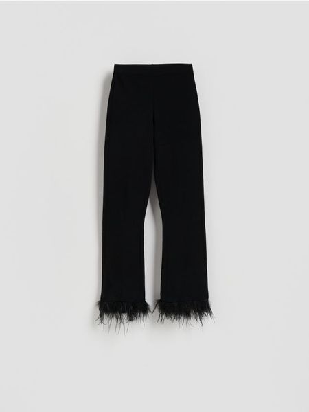 Spodnie z piórami - czarny. Czarne spodnie materiałowe damskie Reserved, bez wzorów, z dzianiny. Za 199.99 zł.