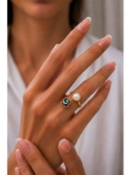 L'Atelier de Gaia Pozłacany pierścionek z perłą i masą perłową rozmiar: onesize. Białe pierścionki damskie L'Atelier de Gaia, z perłą, pozłacane. Za 36.95 zł.
