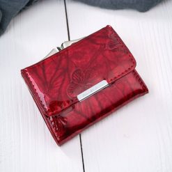 Portfel damski skórzany mini czerwony lakierowany w motyle Jennifer Jones z RFID SP-28-RD. Czerwone portfele damskie bez wzorów, z lakierowanej skóry. Za 47.36 zł.