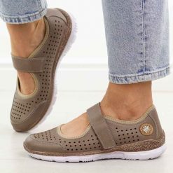 C.Beżowe vizon skórzane półbuty damskie T.Sokolski 2922. Brązowe półbuty damskie Sokolski, bez wzorów, z jeansu, casualowe, z okrągłym noskiem, bez obcasa, na płaskiej podeszwie. Za 319.00 zł.