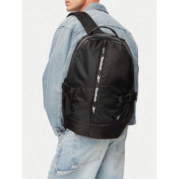 Plecak Reebok. Czarne plecaki damskie Reebok, bez wzorów, sportowe. Za 149.99 zł.